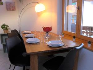 A restaurant or other place to eat at Apartment Arbgrat by Interhome