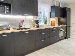 Kuchyň nebo kuchyňský kout v ubytování Holiday Home Kivilahti vuokatti by Interhome