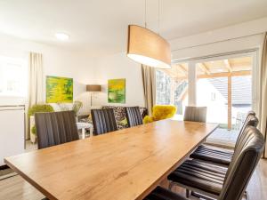 - une salle à manger avec une table et des chaises en bois dans l'établissement Holiday Home Lakeside Village 13 - - sauna by Interhome, à Frymburk