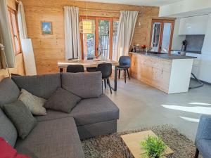 Posezení v ubytování Apartment Sernisa Rez by Interhome