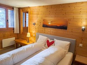 una camera da letto con un cuscino a cuore di Apartment Sernisa Rez by Interhome a Verbier
