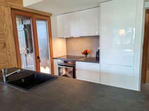 una cucina con lavandino e piano di lavoro di Apartment Sernisa Rez by Interhome a Verbier