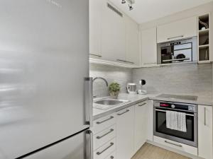 Kuchyň nebo kuchyňský kout v ubytování Apartment Nr-58 Haus Ladina by Interhome