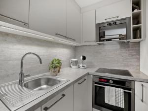Kuchyň nebo kuchyňský kout v ubytování Apartment Nr-58 Haus Ladina by Interhome
