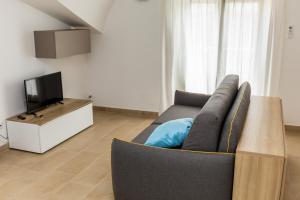 salon z kanapą i telewizorem w obiekcie MareVasto - appartamento Vasto Marina w mieście Vasto