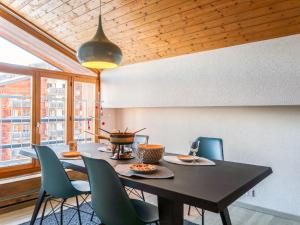 ein Esszimmer mit einem schwarzen Tisch und Stühlen in der Unterkunft Apartment Les Genets 163B by Interhome in Nendaz + 32 Fotos