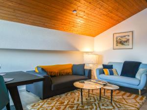 ein Wohnzimmer mit einer Couch und zwei Sesseln in der Unterkunft Apartment Les Genets 163B by Interhome in Nendaz