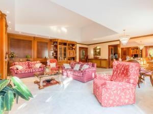 Ruang duduk di Holiday Home Aurea by Interhome