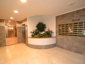 um lobby de hotel com uma planta em vasos na parede em Apartment Michelangelo-2 by Interhome em Salou