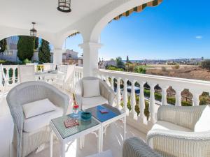 卡萊塔德菲貝萊斯的住宿－Villa Mara by Interhome，阳台配有桌椅,享有风景。