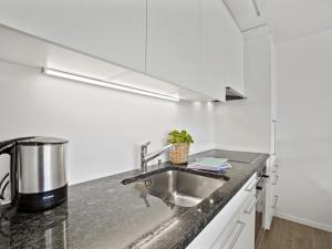 eine Küche mit einer Spüle und einer Arbeitsplatte in der Unterkunft Apartment Nr-78 Haus Ladina by Interhome in Lenzerheide