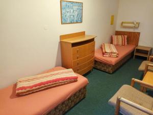 Habitación pequeña con 2 camas y vestidor. en Apartment 637-2 by Interhome en Harrachov