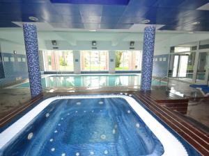 Bazén v ubytovaní Apartment Aquaria Atico by Interhome alebo v jeho blízkosti