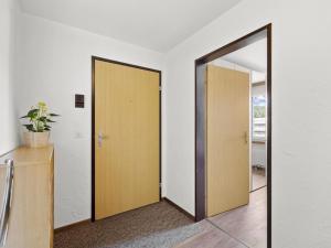 倫策海德的住宿－Apartment A301 by Interhome，走廊设有两扇门和镜子