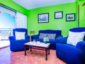 een woonkamer met twee blauwe banken en een tafel bij Apartment Ondina Plus by Interhome in Playa de Gandia