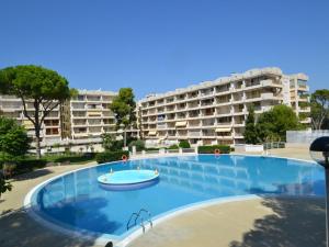 Bazén v ubytovaní Apartment Catalunya by Interhome alebo v jeho blízkosti