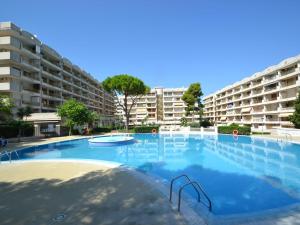 Bazén v ubytovaní Apartment Catalunya by Interhome alebo v jeho blízkosti