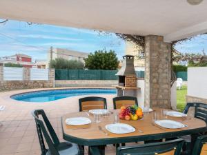 Bazén v ubytování Villa Villa Mar i Cel by Interhome nebo v jeho okolí