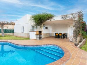 Bazén v ubytování Villa Villa Mar i Cel by Interhome nebo v jeho okolí