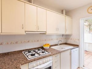 Kuchyň nebo kuchyňský kout v ubytování Villa Villa Mar i Cel by Interhome