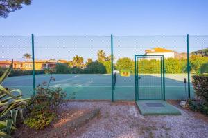 una pista de tenis con una puerta en una pista de tenis en Appartement entièrement rénové avec Terrasse, en Saint-Tropez