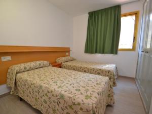 ein Hotelzimmer mit 2 Betten und einem Fenster in der Unterkunft Apartment Catalunya 92-15 by Interhome in Salou