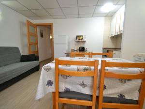 eine Küche und ein Wohnzimmer mit einem Tisch und Stühlen in der Unterkunft Apartment Catalunya 92-15 by Interhome in Salou