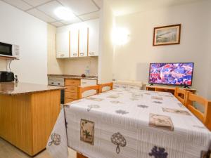 eine Küche mit einem Tisch im Zimmer in der Unterkunft Apartment Catalunya 92-15 by Interhome in Salou