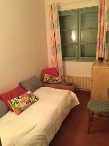 Posteľ alebo postele v izbe v ubytovaní Lou Jas, maison de charme, à 1 km de la mer