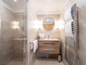 y baño con ducha, lavabo y espejo. en Apartment Fortuna Residence-2 by Interhome, en Saint-Tropez