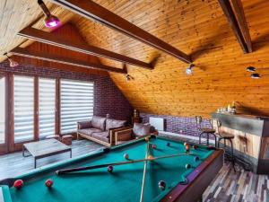 stół bilardowy w salonie z sufitem w obiekcie Holiday Home La Perle by Interhome w mieście Cancale