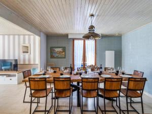 jadalnia z dużym drewnianym stołem i krzesłami w obiekcie Holiday Home La Perle by Interhome w mieście Cancale +24 zdjęcia