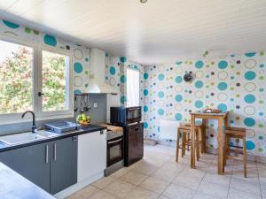 eine Küche mit blauen und grünen Polka-Punkten an der Wand in der Unterkunft Holiday Home La Perle by Interhome in Cancale