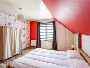 Łóżko lub łóżka w pokoju w obiekcie Holiday Home La Perle by Interhome