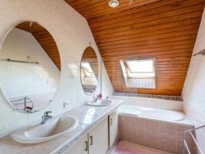 Łazienka w obiekcie Holiday Home La Perle by Interhome