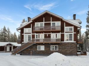duży dom z balkonem w śniegu w obiekcie Holiday Home Golfväylä 3h by Interhome w mieście Sirkka