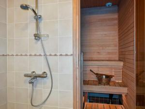 W łazience z drewnianą podłogą znajduje się prysznic. w obiekcie Holiday Home Golfväylä 3h by Interhome w mieście Sirkka