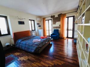 Postel nebo postele na pokoji v ubytování Suite Franziska LIFT & AC a Ballarò