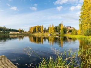 Blick auf einen See mit Bäumen im Hintergrund in der Unterkunft Holiday Home Lossitupa by Interhome in Iitti