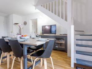 - une salle à manger avec une table, des chaises et une télévision dans l'établissement Holiday Home Le Vert Coteau-4 by Interhome, à Touques