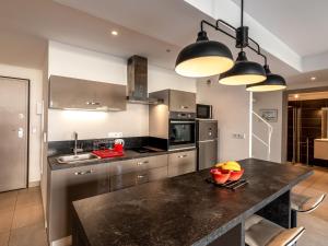Kuchyň nebo kuchyňský kout v ubytování Apartment Résidence les 3C by Interhome