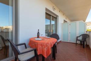 En balkon eller terrasse på Luxury apartment 100 mtrs Beach