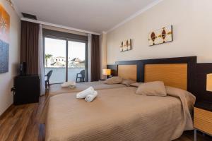 En eller flere senge i et værelse på Luxury apartment 100 mtrs Beach + 18 billeder