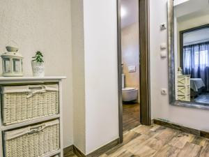 Apartment Petra-2 by Interhome في بيوغراد نا مورو: حمام به مرآة وخزانة