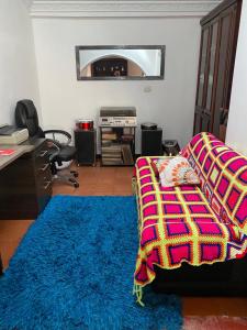 sypialnia z łóżkiem i niebieskim dywanem w obiekcie La Casona Hostal w mieście Pereira