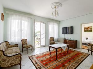 ein Wohnzimmer mit einem Bett, einem Tisch und Stühlen in der Unterkunft Apartment Bella 02 by Interhome in Balatonlelle