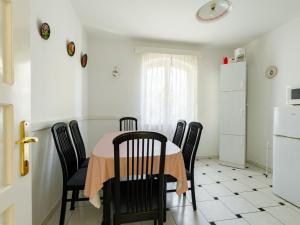 ein Esszimmer mit einem Tisch und Stühlen in der Unterkunft Apartment Bella 02 by Interhome in Balatonlelle