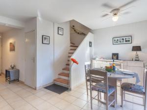 una cucina e una sala da pranzo con tavolo e sedie di Holiday Home Maison Cléo by Interhome a Cogolin