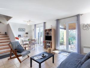 un soggiorno con un divano e un tavolo di Holiday Home Maison Cléo by Interhome a Cogolin