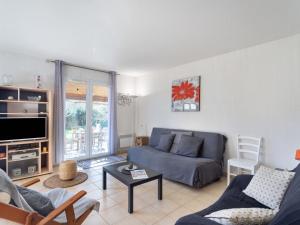 sala de estar con sofá y mesa en Holiday Home Maison Cléo by Interhome en Cogolin